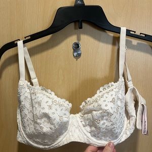 34DDD victoria secrets cream colored lace bra